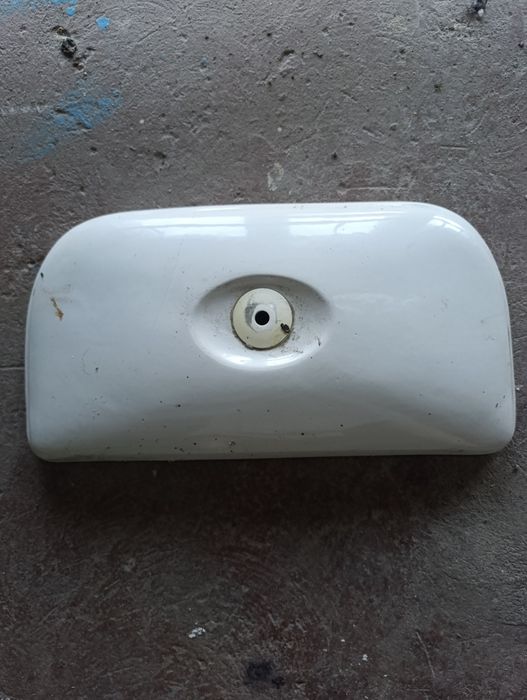 Фаянсовая кышка от бачка унитаза. Сам бачок треснул.