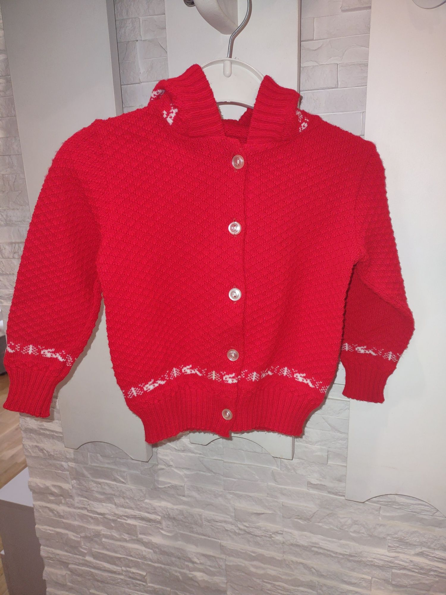 Sweterek czerwony rozpinany z kapturkiem