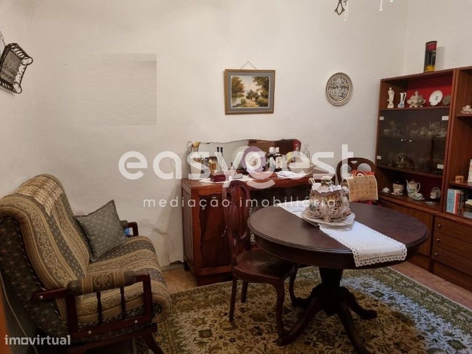 Moradia com dois quartos e quintal localizada no centro de Beja