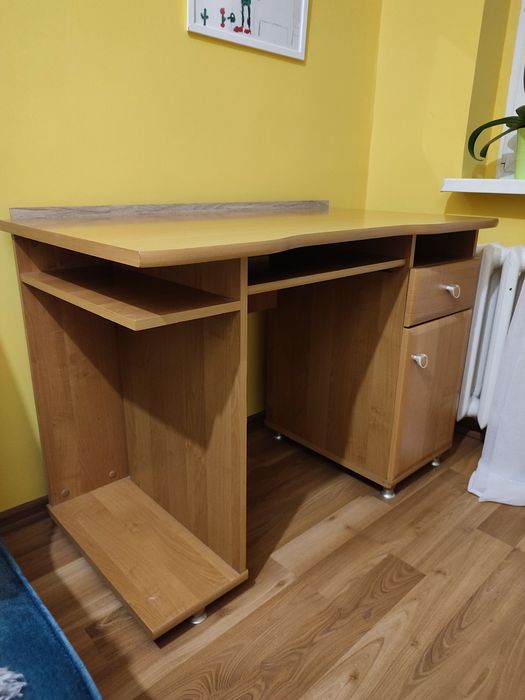 Sprzedam używane biurko.