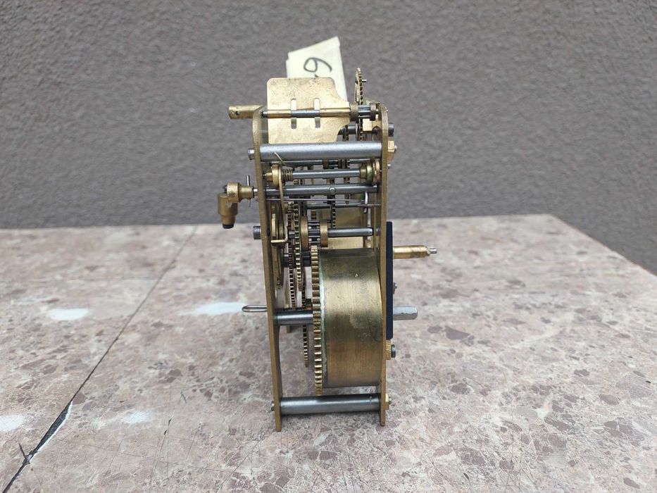 610 Mechanizm starego zegara ściennego HAU