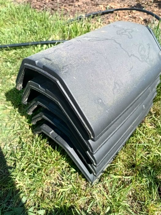 Dachówka Bergamo Antracyt  gąsiory boczna i połówki