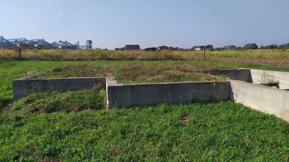Земельна ділянка з фундаментом, є вода та електрика