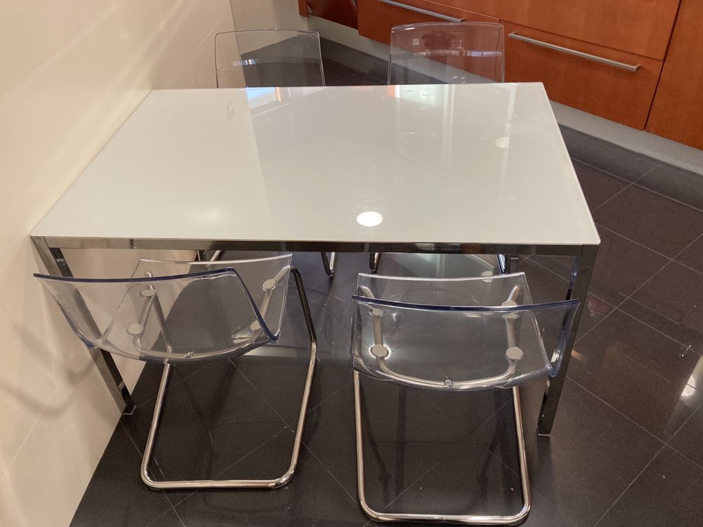 Mesa de cozinha em metal e vidro (não inclui as cadeiras)