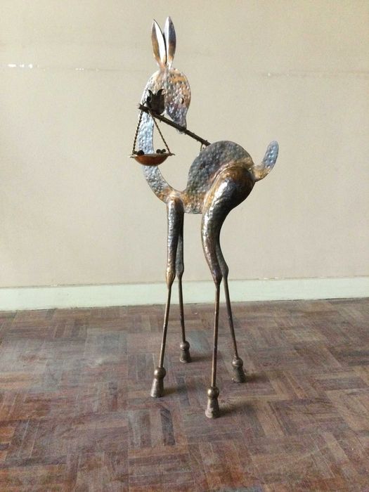 Cinzeiro de pé antigo em metal martelado (vintage)