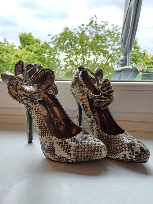 Szpilki wiązane na kostce