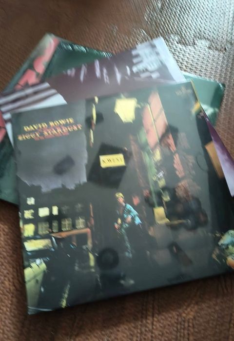 The Clash 2lps
Smiths

David Bowie 

Smiths 

Selados 

60€
Graffiti 4