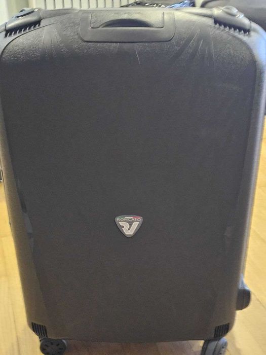 Чемодан из полипропилена 4-х колесах Roncato Light Черный (средний)