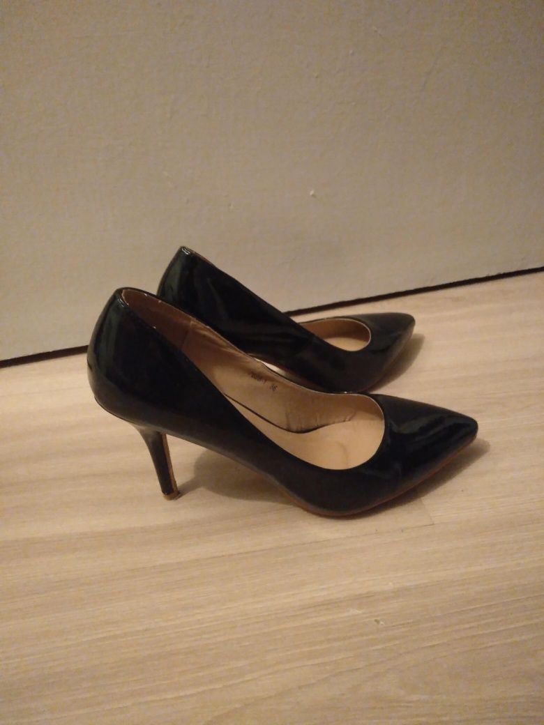 Sprzedam buty szpilki r.36 w dobrym stanie