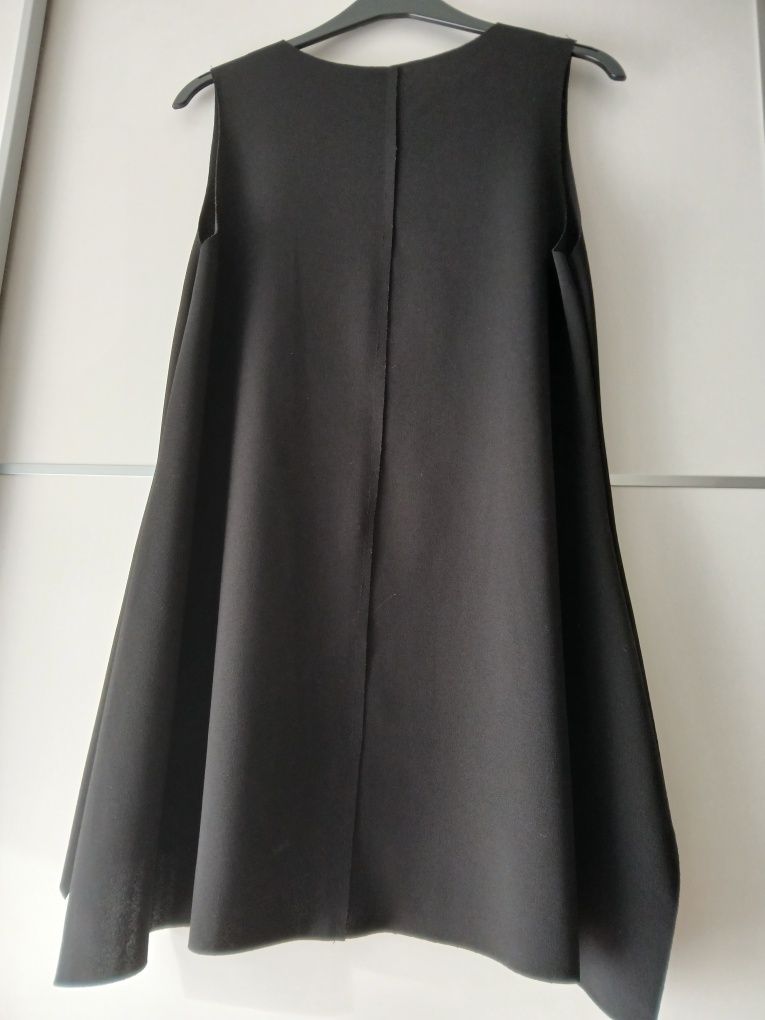 Blusa preta com rosa bordada