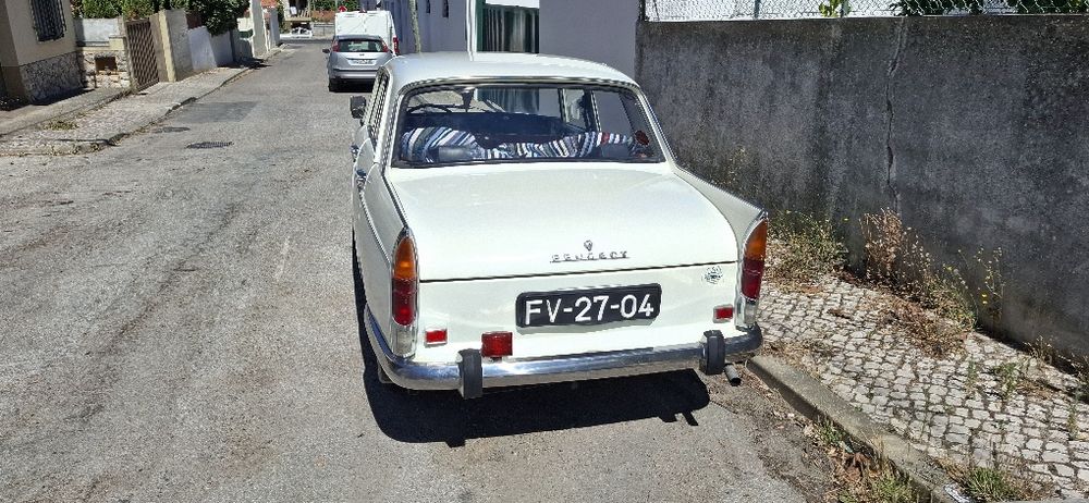 Peugeot 404 restaurado em muito bom estado