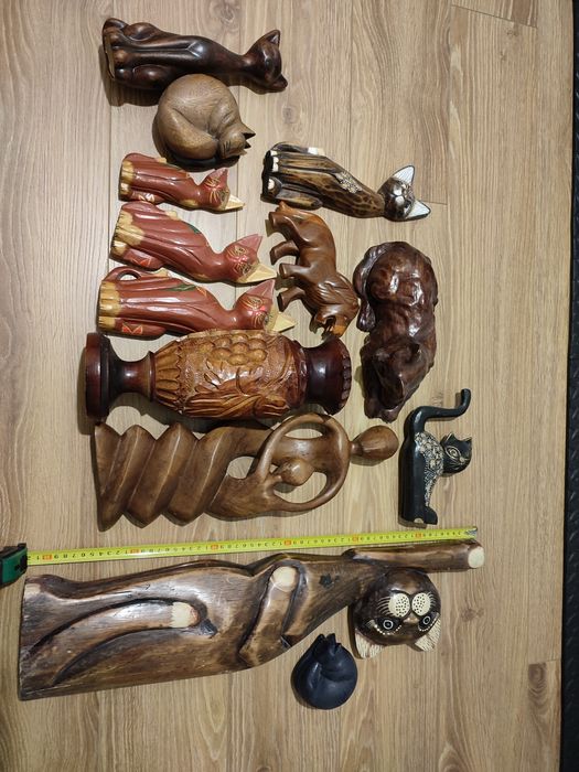 Figurki z drewna Koty wazon