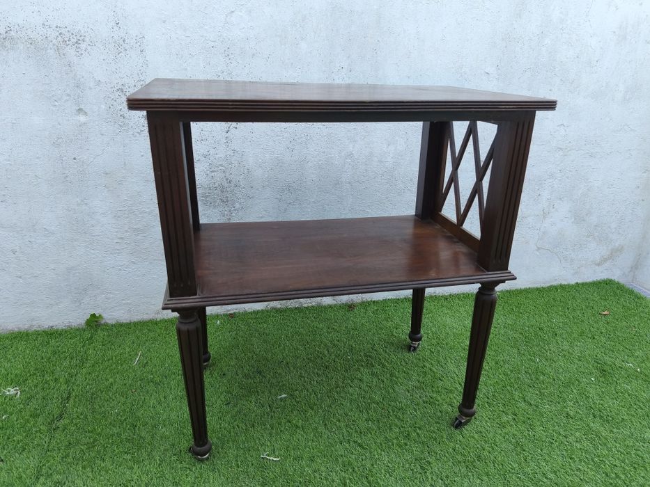 Estante antiga com rodas