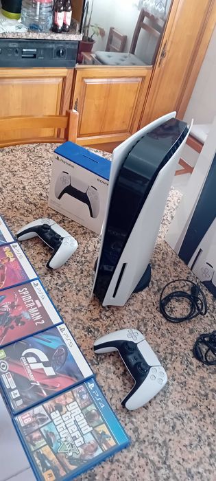 Consola PS5 1Tb standard com comando e 4 jogos