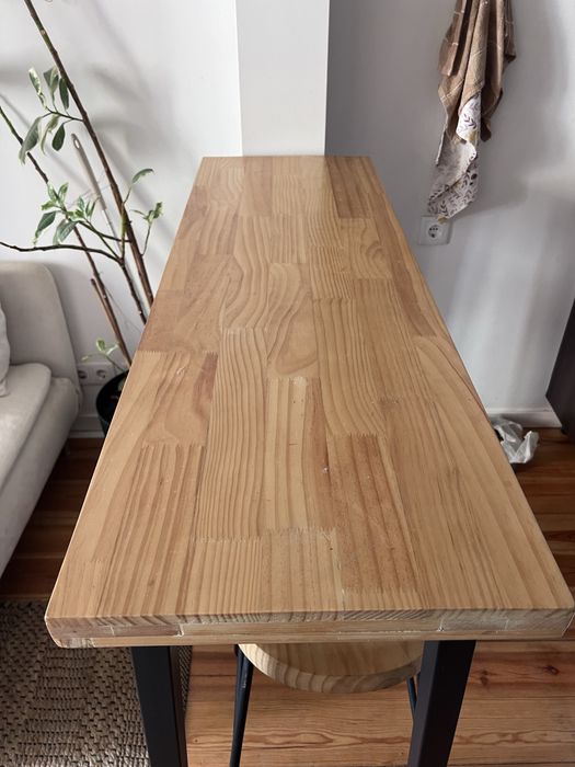 Mesa Alta madeira e preto com duas cadeiras  high wood table