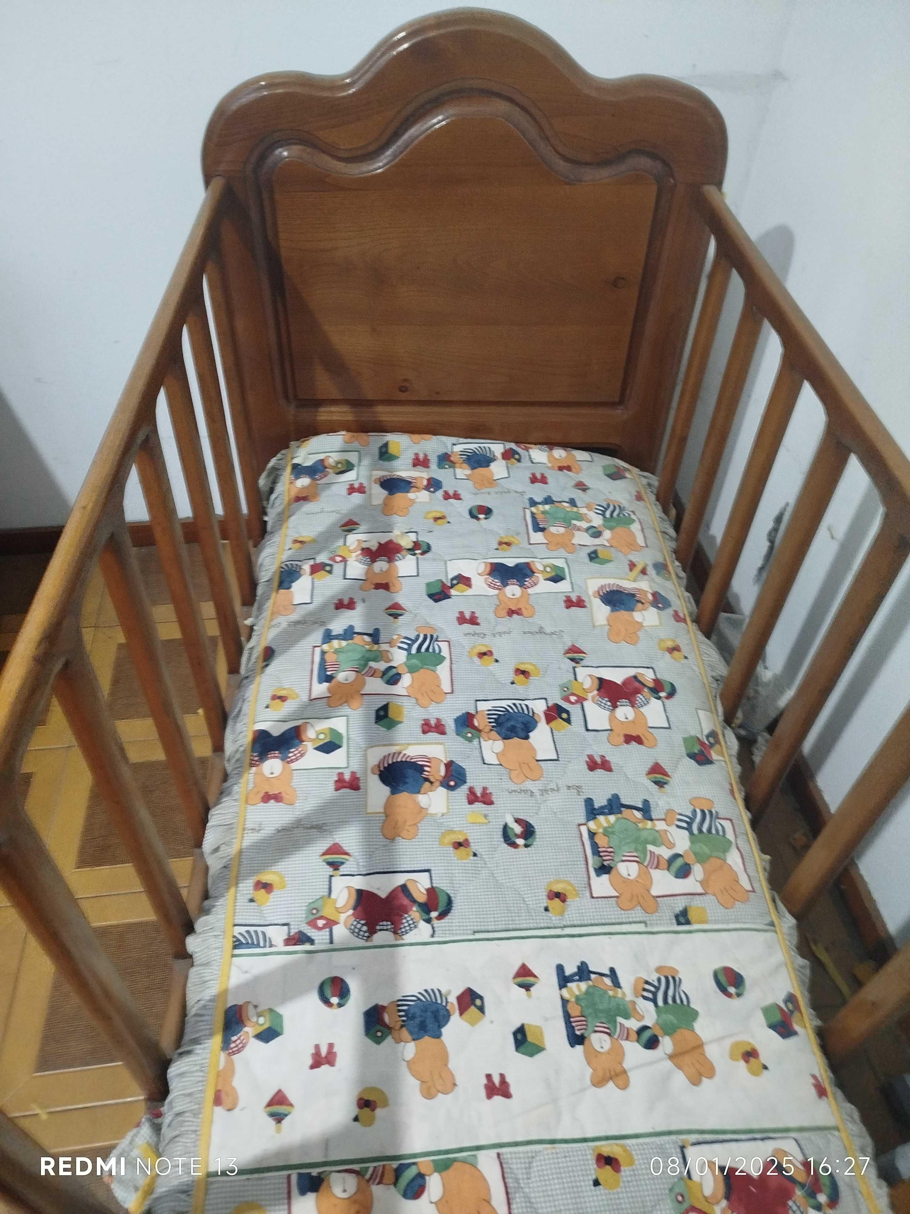 Cama de criança em madeira de castanho