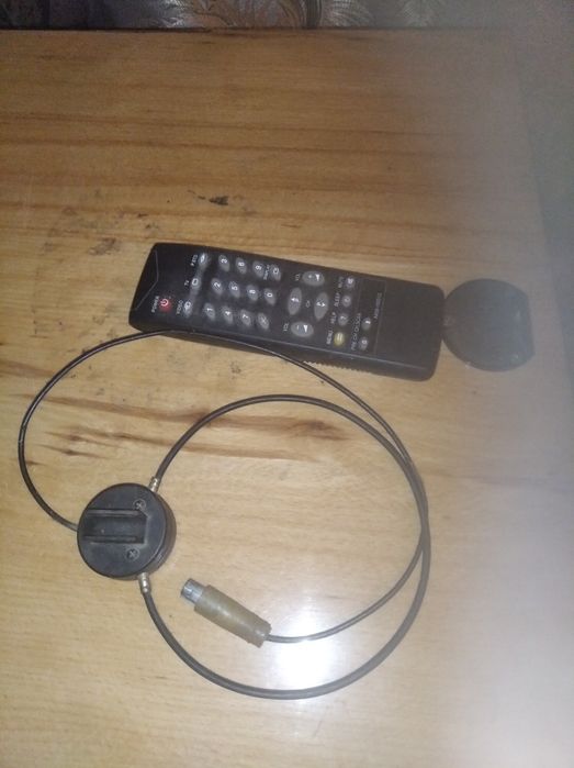 Пульт і маленька антена.