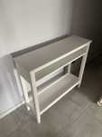 Mesa de cabeceira branca para TV ou para embelezar o quarto
