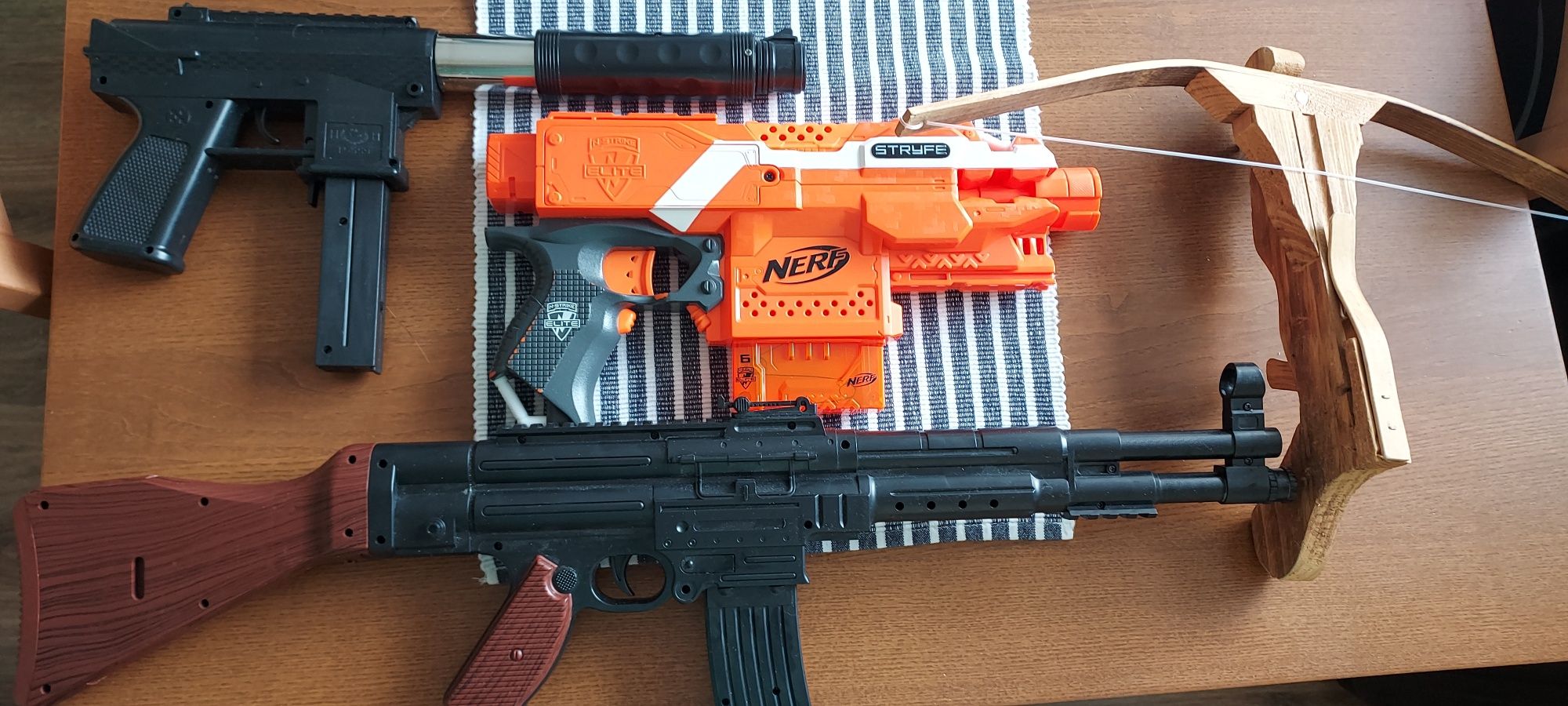 Trzy karabiny w tym  NERF plus miecze i kusza gratis