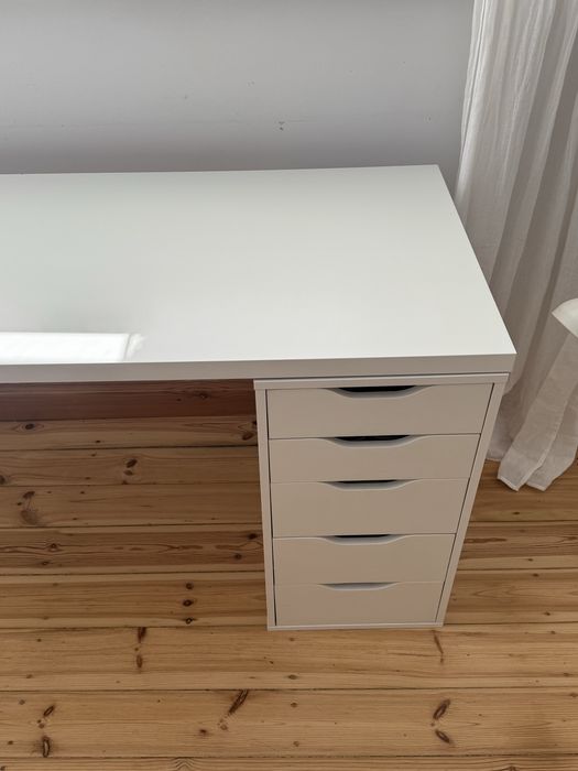 Białe biurko toaletka z alexem ikea