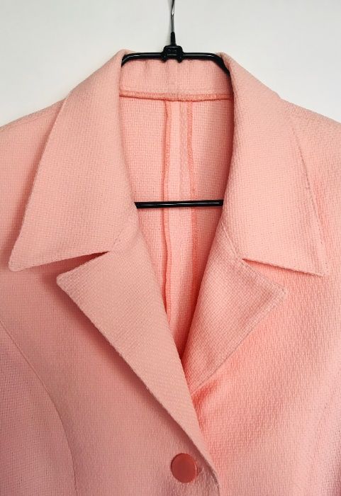Костюм женский (платье и пиджак) персикового цвета