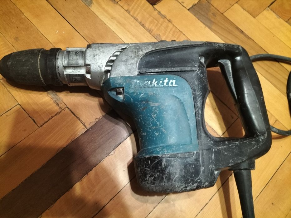 Перфоратор Макita HR 4001( требует замены щеток,плохо держит патрон.)