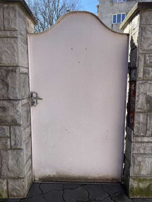 Металеві ворота із каліткою