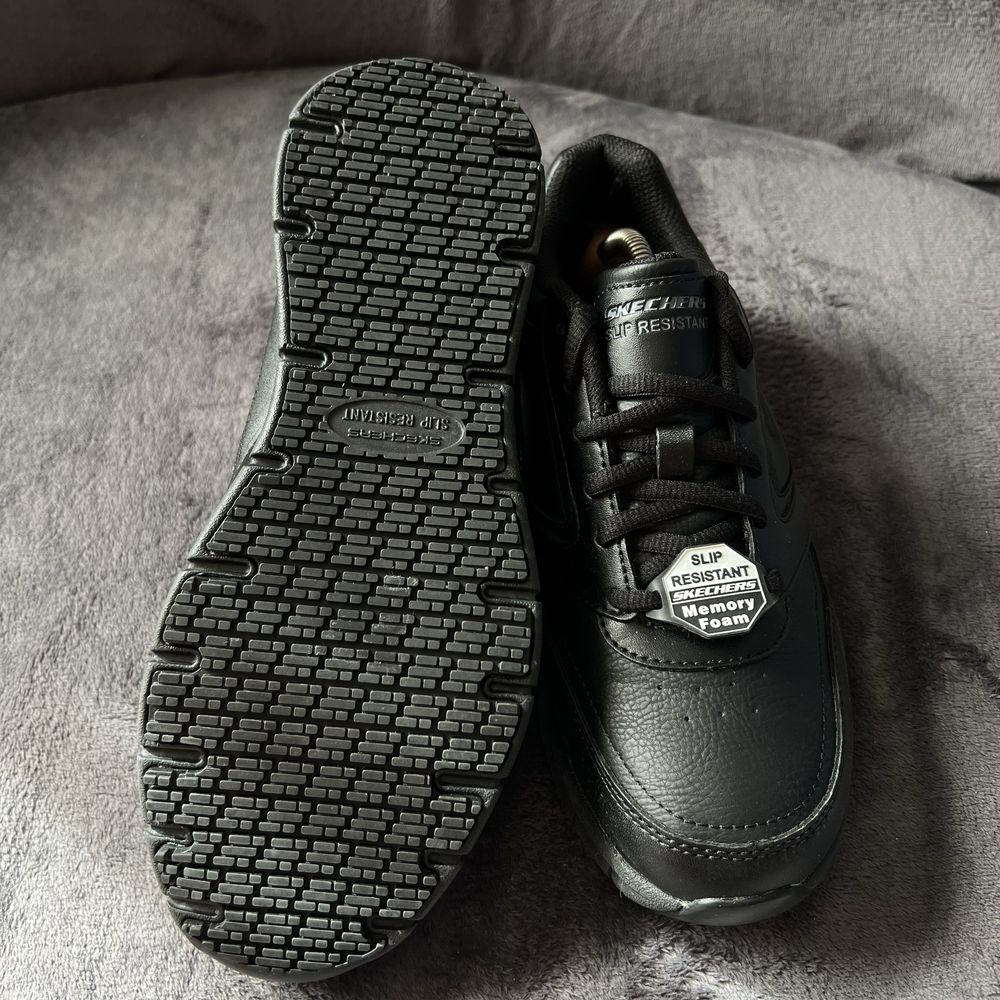 Жіночі кросівки Skechers slip resistant memory foam. P. 38. Нові!!!