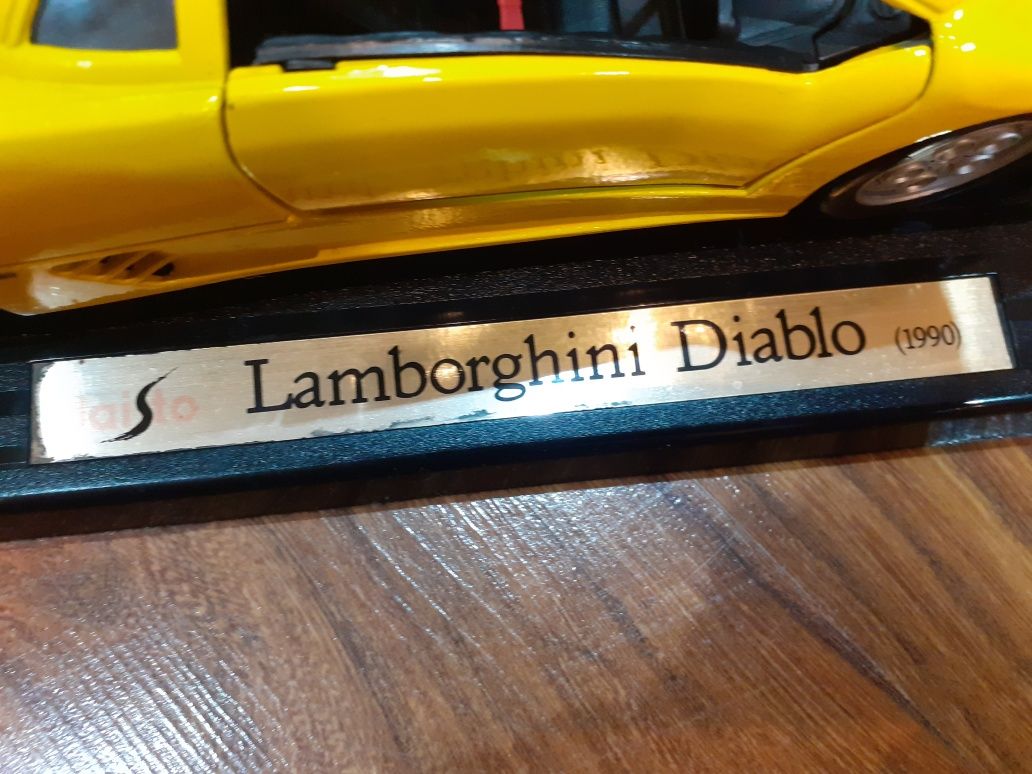 Model Lamborghini Diablo 1990 idealny na prezent na święta.