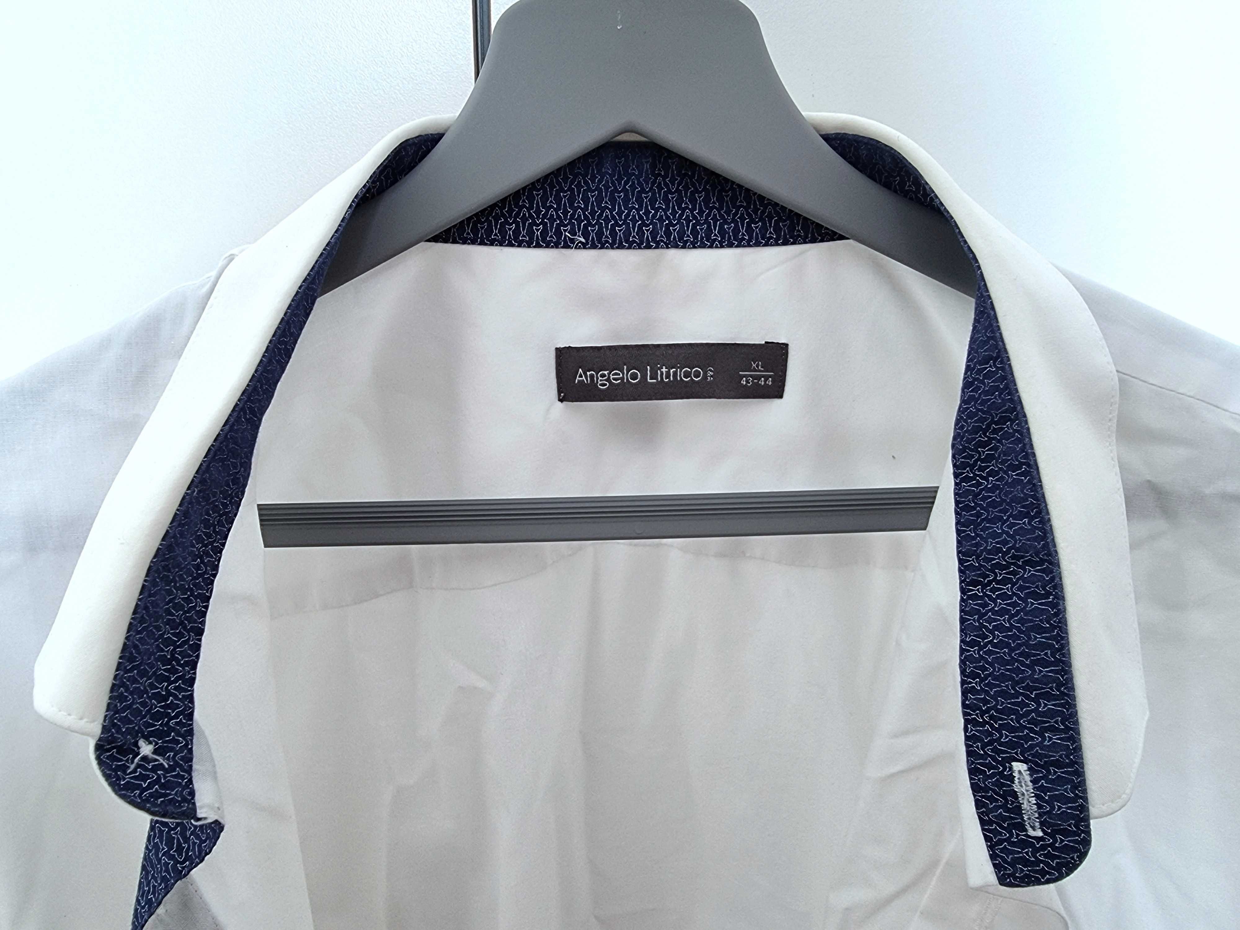 Camisa branca de manga curta 60% algodão C&A, tamanho XL