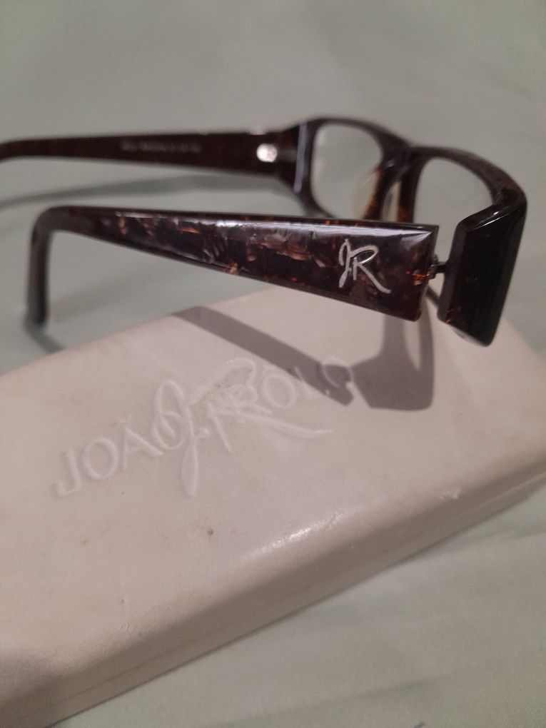 Braceletes, calculadoras, armações oculos