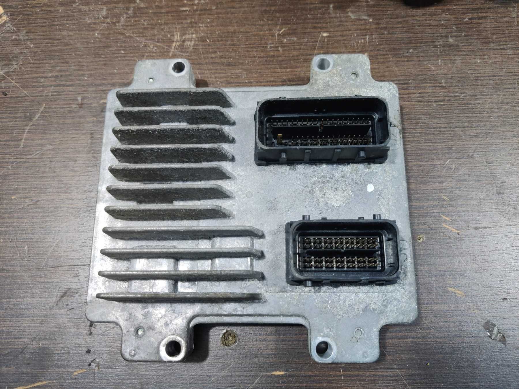 Блок управления двигателем 1.6i 16v opel astra j 10- a14xer 12639891