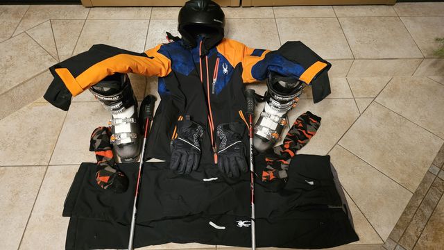 Komplet narciarski- kurtka, spodnie, kask, buty, kijki, rękawice.
