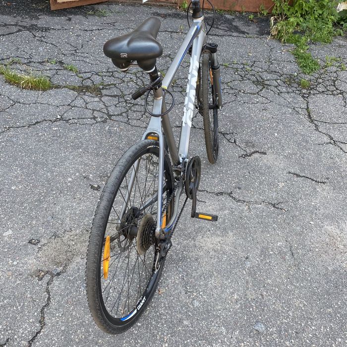 Городской велосипед giant roam.