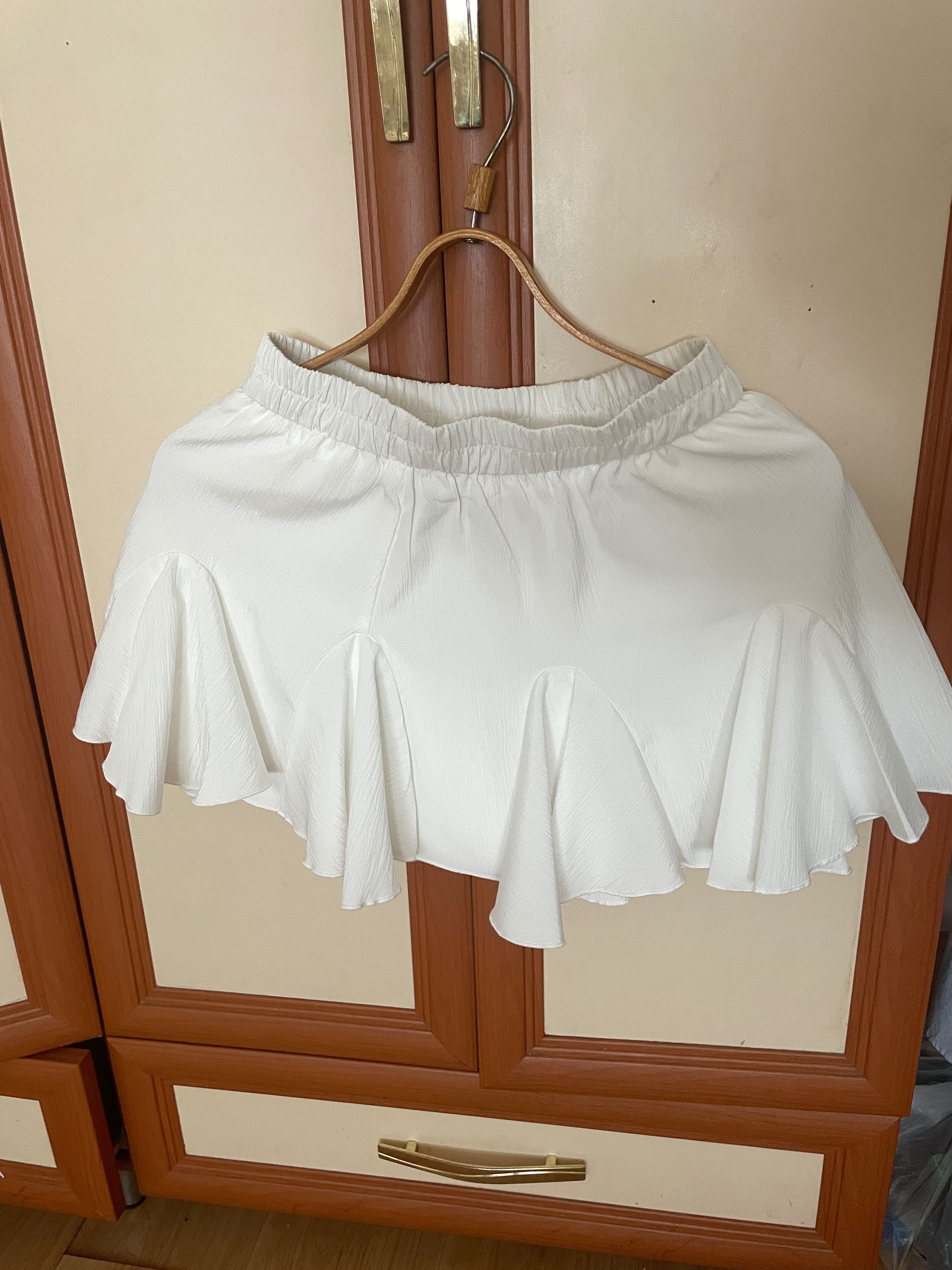 Белая короткая юбка на девушку