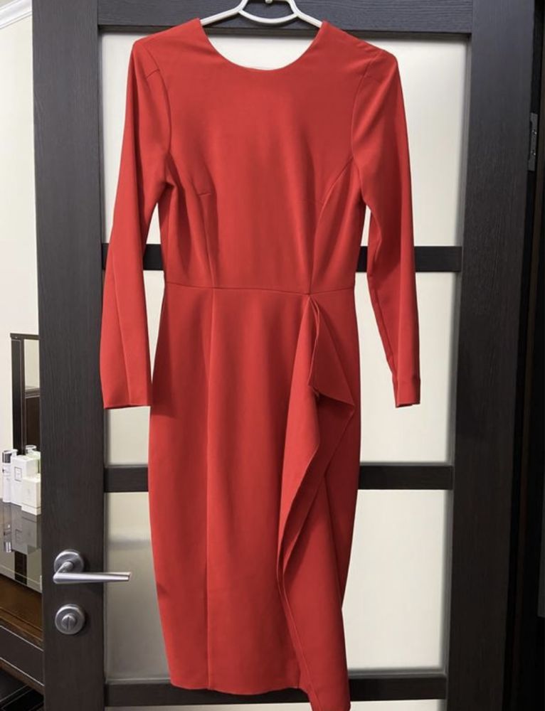 Дуже гарна червона сукня з баскою H&M