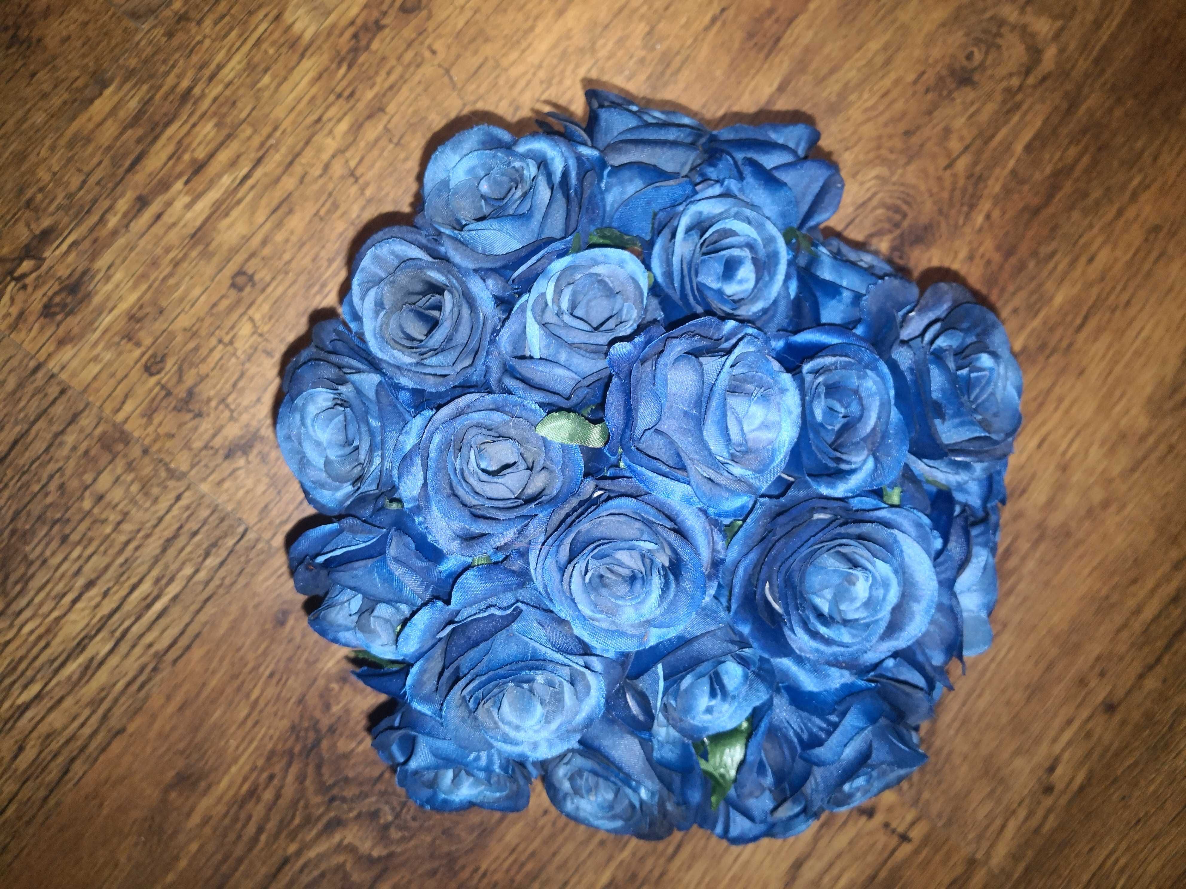 Granatowe sztuczne róże na druciku, w białym flowerboxie