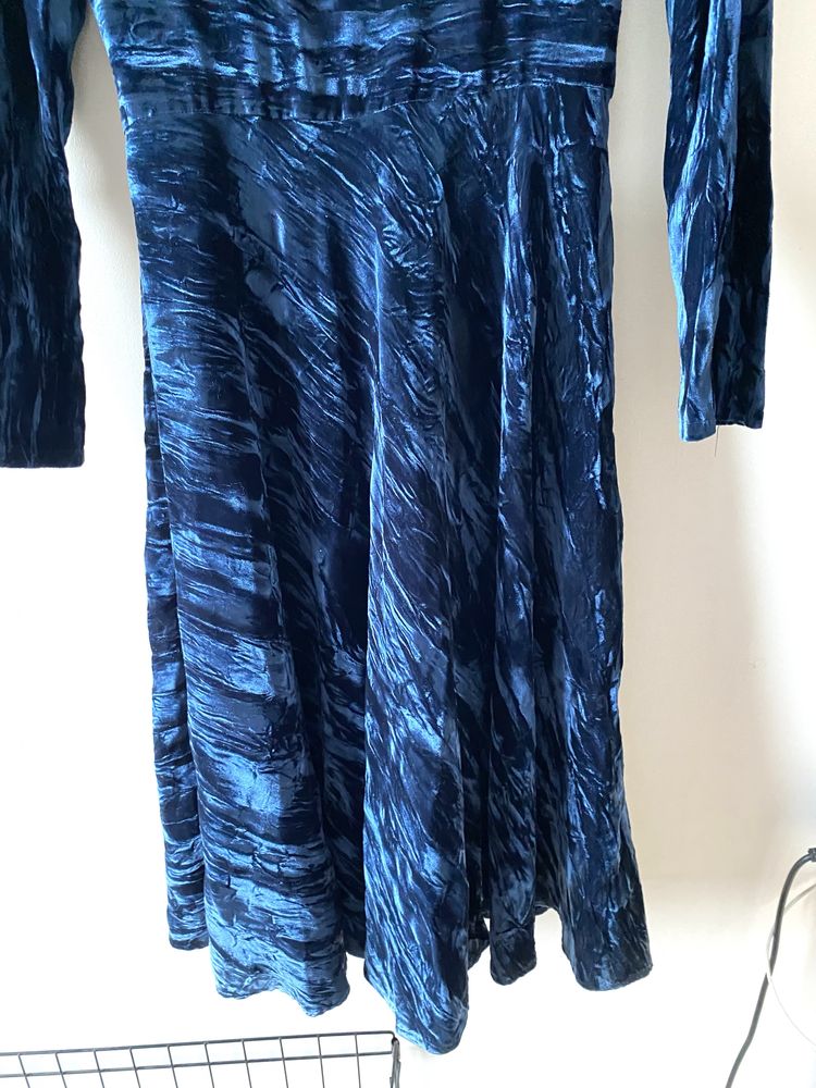 Welurowa niebieska sukienka midi trapezowa vneck aksamitna