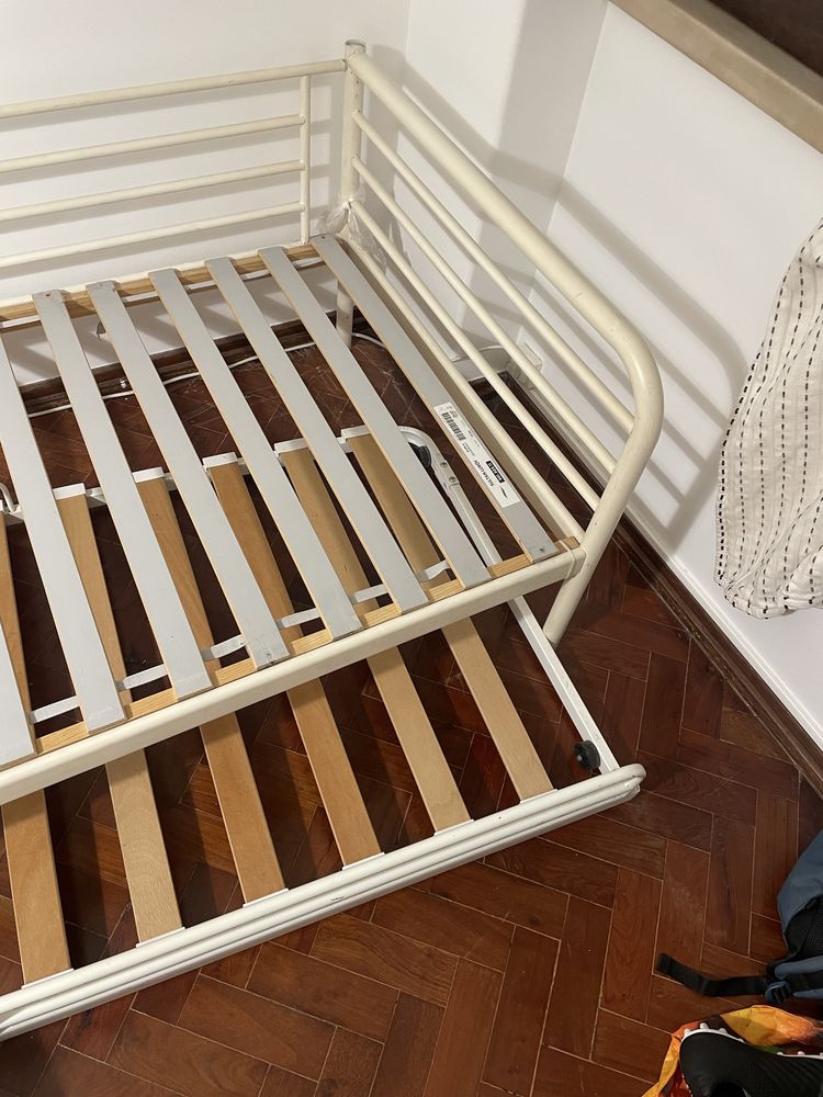 Estrutura de cama dupla com ripas para as duas camas