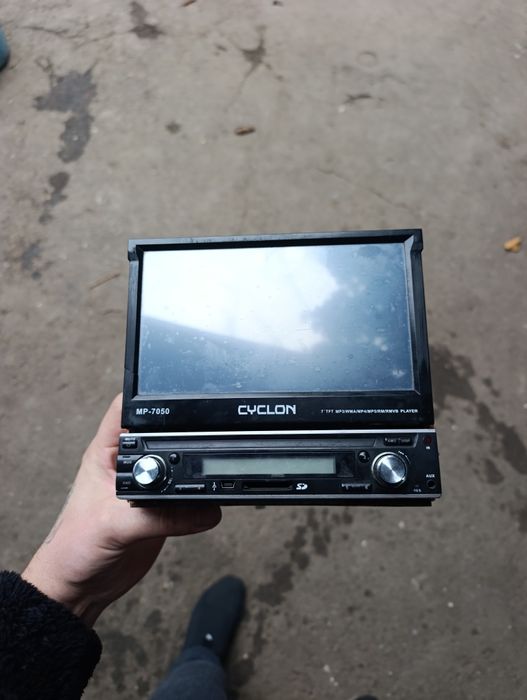 Хорошая магнитола CYCLON с выездом экраном