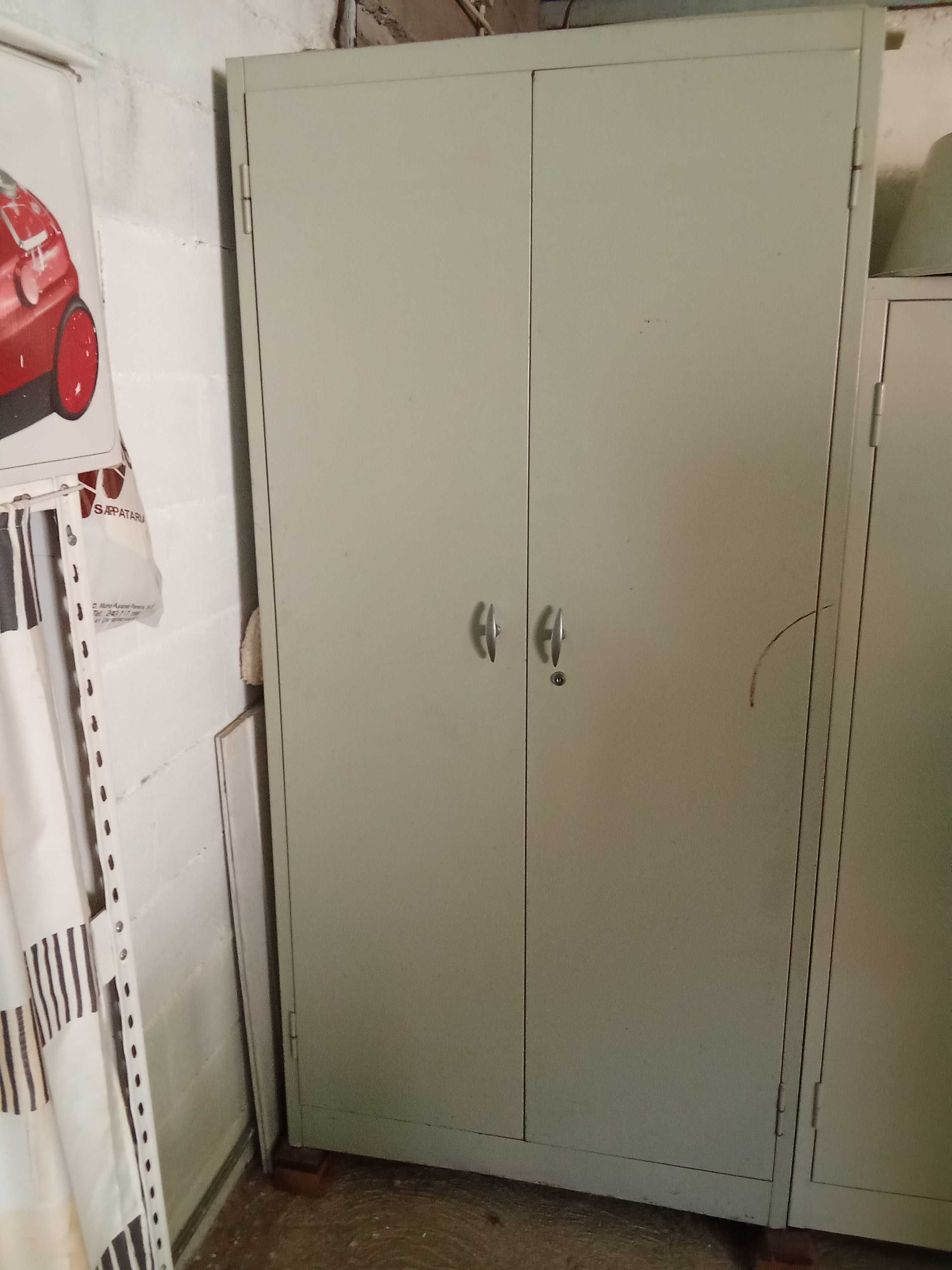 Armário Chapa grande com prateleiras