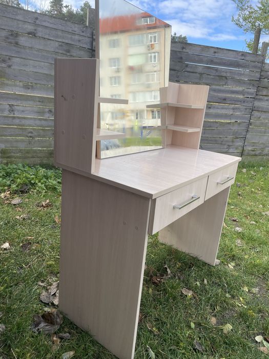 Столик косметичний