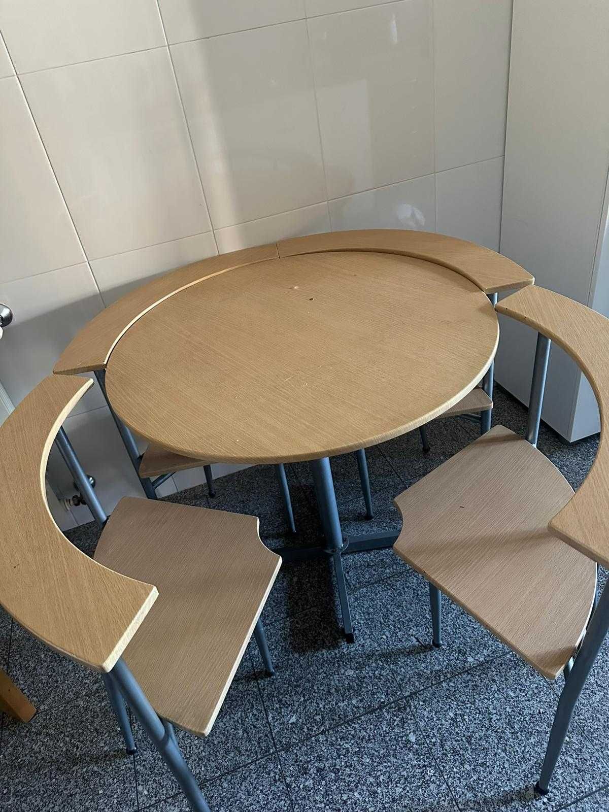 Mesa com 4 cadeiras