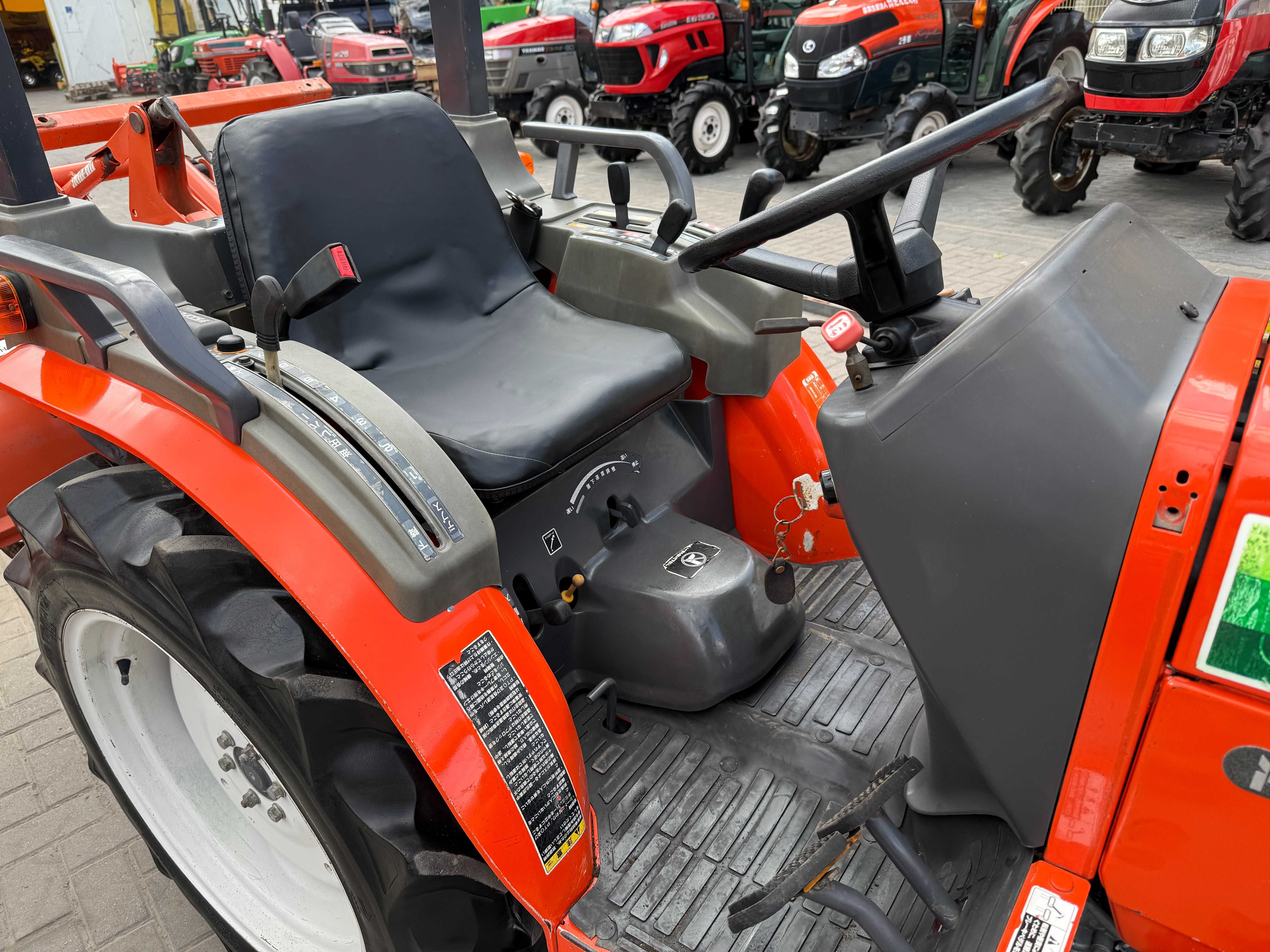 Японський мінітрактор KUBOTA GB200 (HITACHI CX200) + фреза
