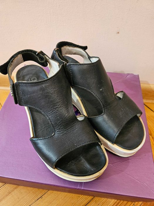 Босоніжки чорні шкіряні