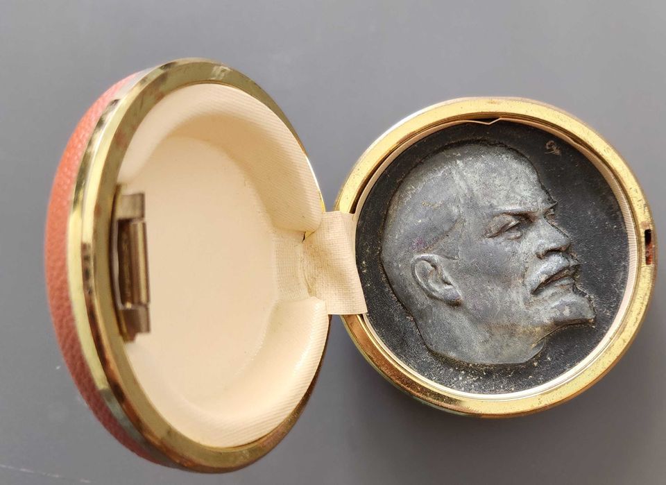 Estojo com Medalha de Lenine em Estanho.
