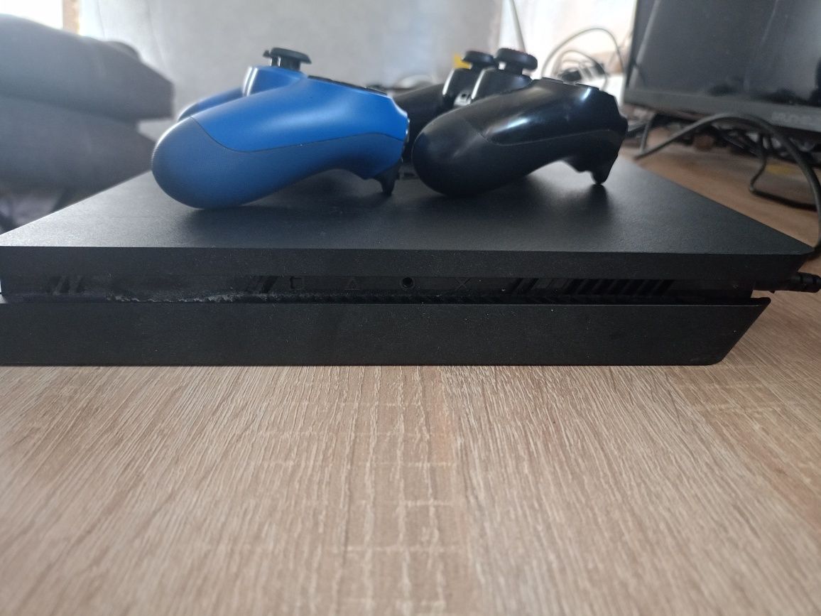 PlayStation 4 slim +2 геймпада