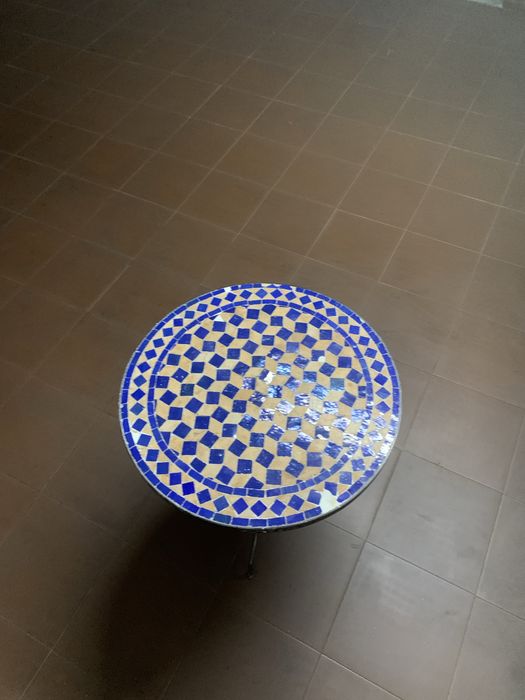 Mesa de com tampo de azulejo
