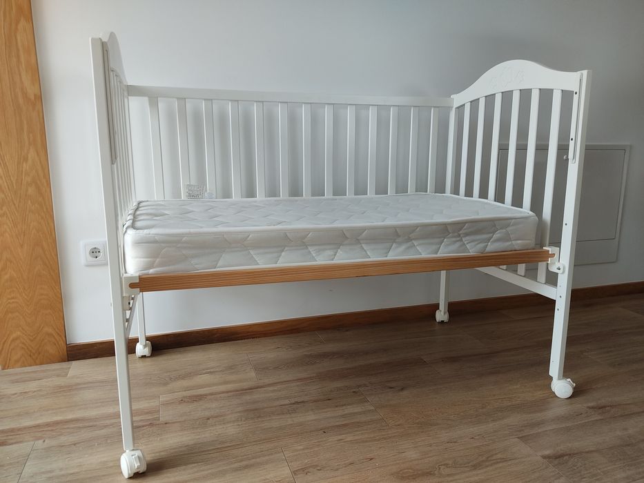 Cama de bebé branca
