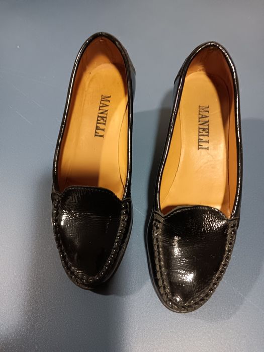 Sapatos de senhora,  pretos.